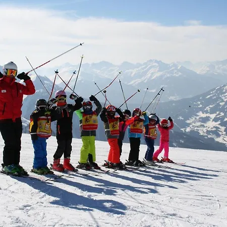 Neuner Charlotte Incl Skidepot An Der Hochzeigerbahn