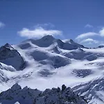 Neuner Charlotte Incl Skidepot An Der Hochzeigerbahn *